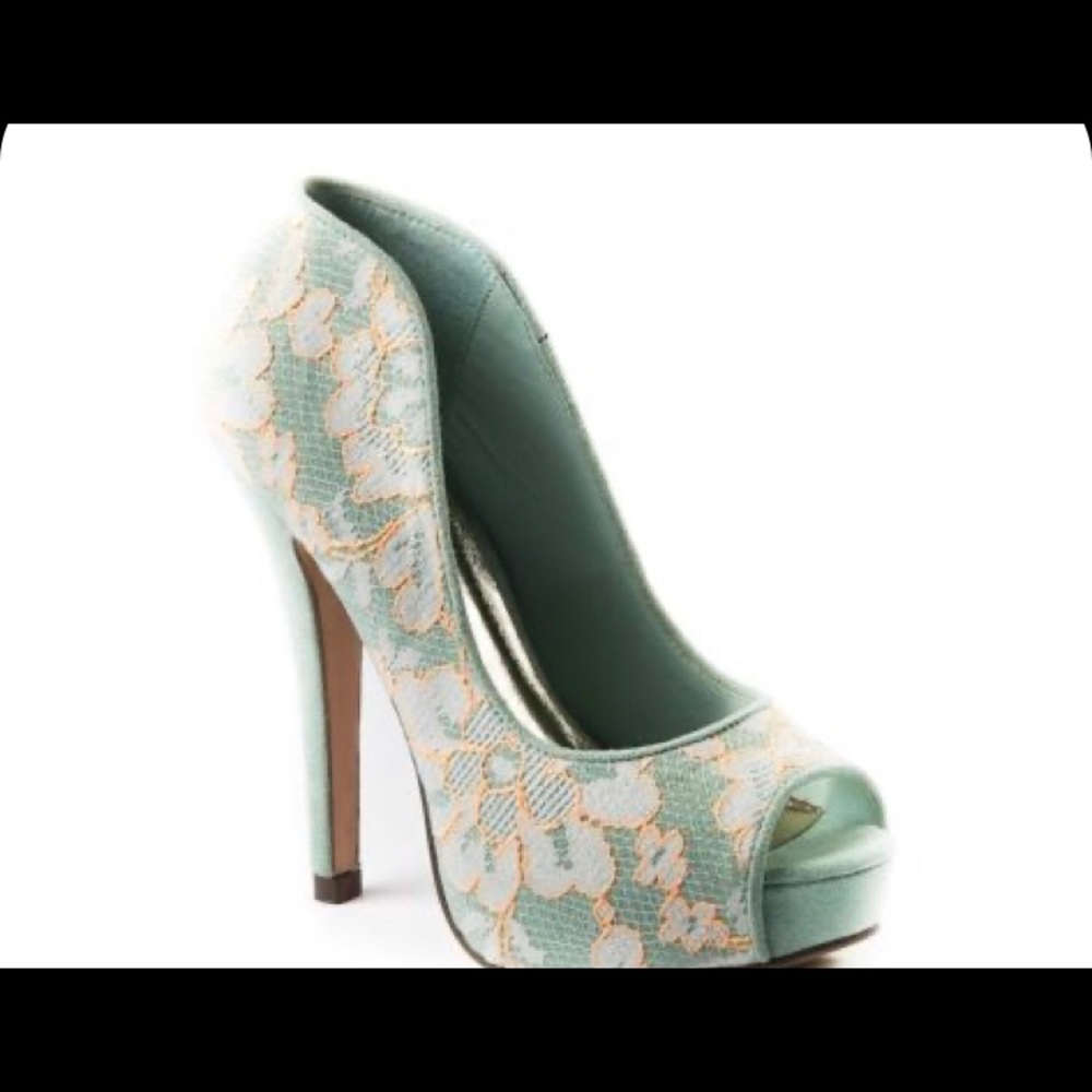 🔥SHI by Journeys NWOB super sassy lace pumps